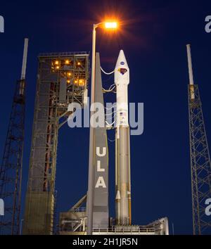 Eine ATLAS V-Rakete der United Launch Alliance mit der Raumsonde Lucy an Bord des Pre-Launch am 14. Oktober 2021 auf der Cape Canaveral Space Force Station, Florida. Lucy wird die erste Raumsonde sein, die Jupiters Trojanische Steroide untersucht. Lucy wird unser Wissen über die planetarischen Ursprünge und die Bildung des Sonnensystems revolutionieren. Eine optimierte und digital verbesserte Version eines NASA-Bildes vom Senior NASA-Fotografen Bill Ingalls; obligatorische Gutschrift NASA / B. Ingalls Stockfoto