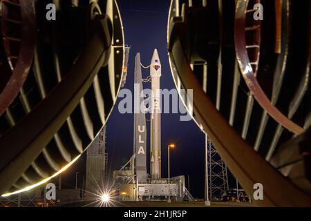 Eine ATLAS V-Rakete der United Launch Alliance mit der Raumsonde Lucy an Bord des Pre-Launch am 14. Oktober 2021 auf der Cape Canaveral Space Force Station, Florida. Lucy wird die erste Raumsonde sein, die Jupiters Trojanische Steroide untersucht. Lucy wird unser Wissen über die planetarischen Ursprünge und die Bildung des Sonnensystems revolutionieren. Eine optimierte und digital verbesserte Version eines NASA-Bildes vom Senior NASA-Fotografen Bill Ingalls; obligatorische Gutschrift NASA / B. Ingalls Stockfoto