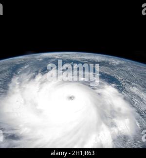 Die Erde von der Internationalen Raumstation aus gesehen: Hurrikan Laura, 26. August 2020 Eine einzigartige optimierte und verbesserte Version eines NASA-Bildes / Credit NASA. Stockfoto