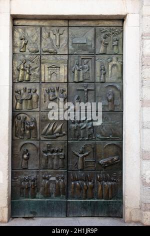 Die Türen der Kirche St. Maria, aus dem Leben des Seligen Osanna von Cattaro in Kotor, Montenegro Stockfoto