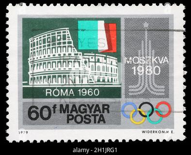 Ungarn - ca. 1979: Briefmarke gedruckt von Ungarn, Kolosseum, Rom, italienische Flagge, Moskau-Emblem, ca. 1979 Stockfoto