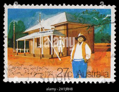 AUSTRALIEN - UM 1982: Eine in AUSTRALIEN gedruckte Briefmarke zeigt die historischen australischen Postbüros, das alte Postamt und die Telegraph Station, Alice Springs, Stockfoto