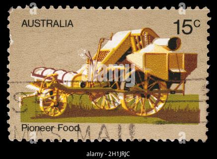 Australien - ca. 1972: Eine Briefmarke gedruckt von Australien zu Ehren der australischen Pionier Leben zeigt Pferd Dreschmaschine, ca. 1972 Stockfoto