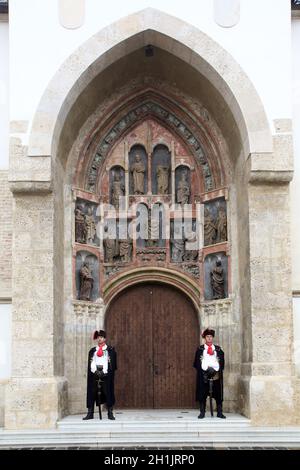 Ehrenwache des Regiments Cravat auf das Südportal von der St.-Markus-Kirche in Zagreb, Kroatien Stockfoto