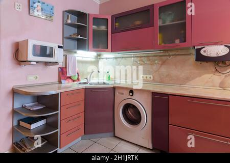 Küchenset close-up im Inneren einer kleinen Küche Stockfoto