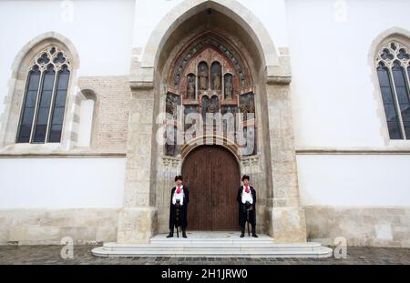 Ehrenwache des Regiments Cravat auf das Südportal von der St.-Markus-Kirche in Zagreb, Kroatien Stockfoto