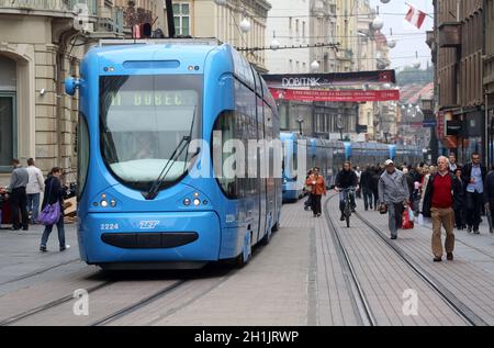 Blaue Stadtbahnen bleiben in einem Stau im Stadtzentrum von Zagreb Stockfoto