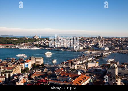 Beyoglu,Istanbul - 06-13-2017:Galata Brücke, Eminonu, Golden Horn Blick vom Galata Turm Stockfoto