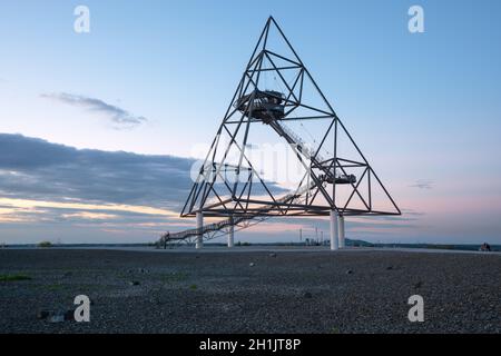 BOTTROP, DEUTSCHLAND - 29. AUGUST 2020: Tetraeder, Wahrzeichen der Metropole Ruhr auf der Spitze der Beckstraße gegen Sonnenuntergang am 29. August 2020 in Bottrop, Deutschland Stockfoto