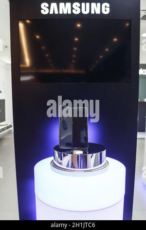 Minsk, Weißrussland - Dezember 25, 2019: Das Anzeigen der neue Samsung Galaxy Falten 5G. Klappbare Touchscreen smartphone zur Präsentation im Schaufenster der t Stockfoto