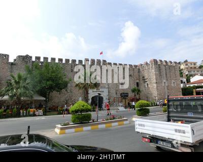 Kusadasi, Türkei - 09. Juni 2015: Die Straße und das Kusadasi-Schloss in der Türkei an sonnigen Tagen in Kusadasi, Türkei, am 09. Juni 2015 Stockfoto