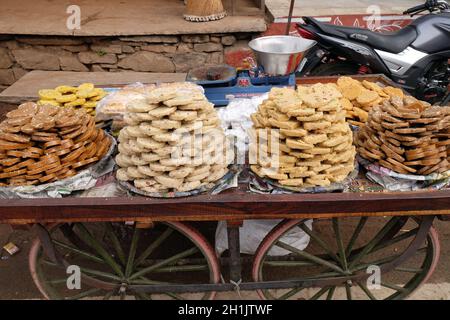 Ein Straßenhändler, der Süßigkeiten außerhalb des Jagatpita Brahma Mandir Rama Tempels in Pushkar, Indien verkauft Stockfoto