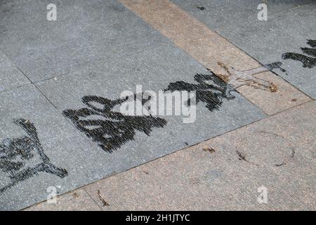Kunst des Wasserschreibens chinesische Schriftzeichen auf dem Straßenpflaster in Hangzhou, China Stockfoto