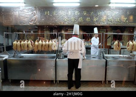 Köche bereiten im ursprünglichen Restaurant Quanjude in der Qianmen-Straße in Peking, China, eine Entenröstung zu Stockfoto