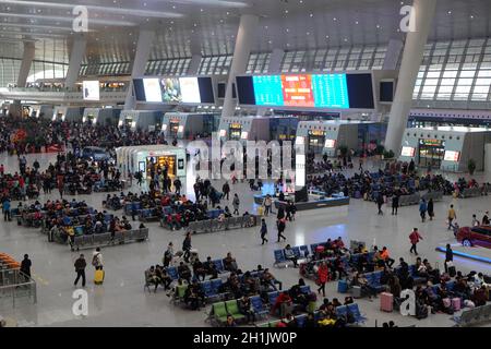 Passagiere, die in der Halle auf den Zug warten. Der Bahnhof Hangzhou East ist einer der größten Bahnknotenpunkte in Asien, in Hangzhou, China Stockfoto