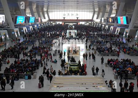 Passagiere, die in der Halle auf den Zug warten. Der Bahnhof Hangzhou East ist einer der größten Bahnknotenpunkte in Asien, in Hangzhou, China. Stockfoto