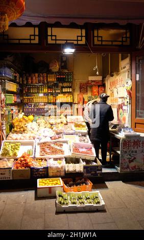 Speichern von Obst und Gemüse auf der Qianmen Straße, eine berühmte alte Einkaufsstraße über Hunderte Jahre in Peking, China Stockfoto