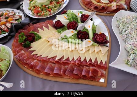 Klassische kroatische Vorspeise Teller mit feinen kroatischen geschnittenen Schinken und Käse Stockfoto