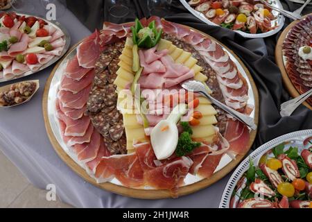 Klassische kroatische Vorspeise Platte mit feinen kroatischen Schinken, in Scheiben geschnittene Salami und Käse Stockfoto