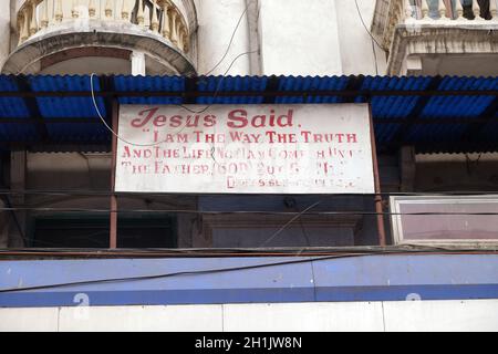 Das Brett im Haus mit einem Zitat aus der Bibel: Jesus sagte: Ich bin der Weg..., Kalkutta, Indien Stockfoto