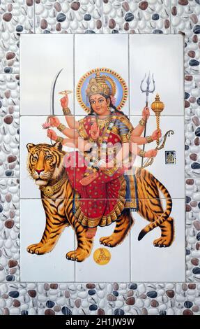 Farbenfrohe Illustration der Hindu-Göttin Durga an der Wand in Kalkutta, Indien Stockfoto