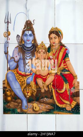 Farbenfrohe Illustration der Hindu-Göttin Shiva mit Annapurna und Ganesha an der Wand in Kalkutta, Indien Stockfoto