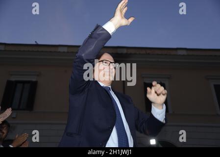 Roberto Gualtieri vince le elezioni e diventa sindaco di Roma- 18/10/2021. Festeggiamenti auf der Piazza Santissimi Apostoli Stockfoto