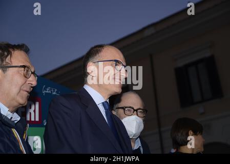 Roberto Gualtieri vince le elezioni e diventa sindaco di Roma- 18/10/2021. Festeggiamenti auf der Piazza Santissimi Apostoli Stockfoto