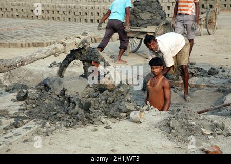 Ziegelfabrik. In Sarberia, Westbengalen, Indien, sind Werkzeuge und Maschinen zur Herstellung von Ziegeln sehr rudimentär. Stockfoto