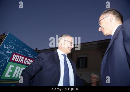 Roberto Gualtieri vince le elezioni e diventa sindaco di Roma- 18/10/2021. Festeggiamenti auf der Piazza Santissimi Apostoli Stockfoto