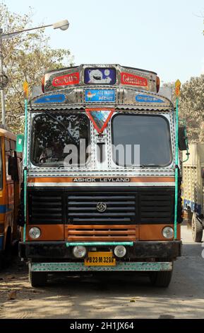 Truck wartet auf eine neue Ladung in der Nähe des Kolkata Blumenmarktes Stockfoto