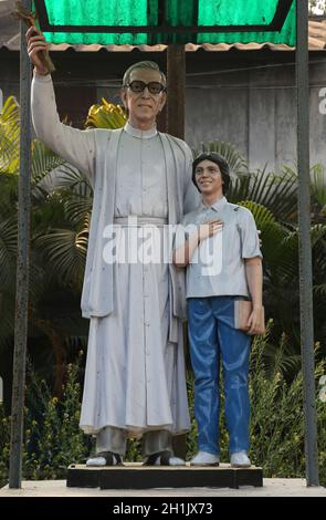 Denkmal der kroatischen Jesuitenmissionar Ante Gabric vor der Katholischen Kirche in Kumrokhali, West Bengal, Indien Stockfoto