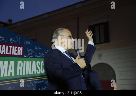 Roberto Gualtieri vince le elezioni e diventa sindaco di Roma- 18/10/2021. Festeggiamenti auf der Piazza Santissimi Apostoli Stockfoto