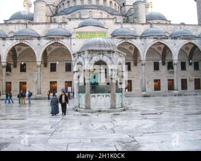 Istanbul, Türkei - 22. Dezember 2008: Wunderschöne alte Moschee in istambul am regnerischen Wintertag in Istanbul, Türkei, am 22. Dezember 2008 Stockfoto