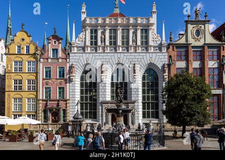 Danzig, Polen - 6. September 2020: Neptunbrunnen und Artus Court; an der Long Market Street in Danzig. Polen Stockfoto