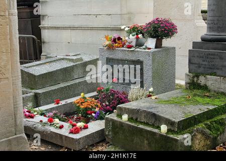 PARIS - NOVEMBER 07:Jim Morrison Grab auf dem Friedhof Père Lachaise, Paris. Jedes Jahr kommen Tausende Fans und neugierige Besucher, um Jim Morri zu huldigen Stockfoto