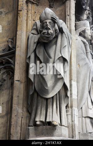 Statue von Saint-Denis, Saint Germain Auxerrois Kirche, Paris Stockfoto