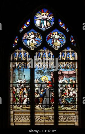 St. Vincent de Paul treffen sich mit den Töchtern der Nächstenliebe verlassene Kinder, Pieta, Glasmalerei, St. Severin Kirche, Paris, Frankreich Stockfoto