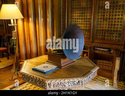 Ein wunderschön eingerichtetes Bibliothekszimmer im Penrhyn Castle, einem weitläufigen Landhaus in Llandygai, Bangor, Wales, Großbritannien Stockfoto