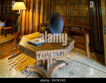 Ein wunderschön eingerichtetes Bibliothekszimmer im Penrhyn Castle, einem weitläufigen Landhaus in Llandygai, Bangor, Wales, Großbritannien Stockfoto