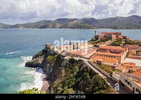 Blick von Forte Falcone über das historische Stadtzentrum von Portoferraio und den Strand 'le Viste' Insel Elba, Italien Stockfoto