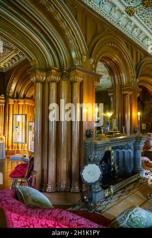 Ein wunderschön eingerichtetes Bibliothekszimmer im Penrhyn Castle, einem weitläufigen Landhaus in Llandygai, Bangor, Wales, Großbritannien Stockfoto