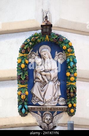 Bild der Jungfrau Maria mit dem Jesuskind auf der Fassade des Palastes in Rom, Italien Stockfoto