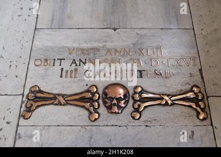 Knochen auf Steinboden in der Kirche Santa Maria del Popolo, Rom, Italien Stockfoto