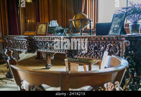 Ein wunderschön eingerichtetes Bibliothekszimmer im Penrhyn Castle, einem weitläufigen Landhaus in Llandygai, Bangor, Wales, Großbritannien Stockfoto