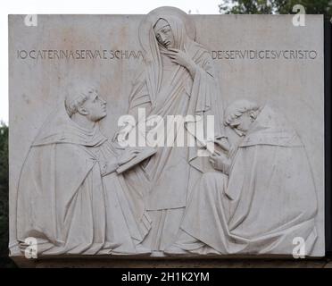 Relief der Heiligen Katharina von Siena in der Nähe der Burg Sant Angelo in Rom, Italien Stockfoto