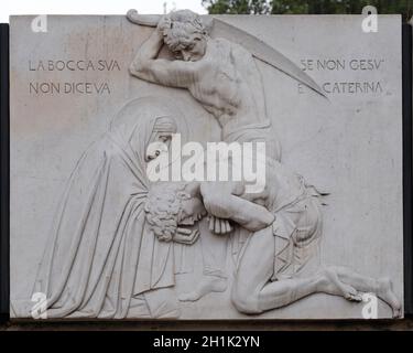 Relief der Heiligen Katharina von Siena in der Nähe der Burg Sant Angelo in Rom, Italien Stockfoto