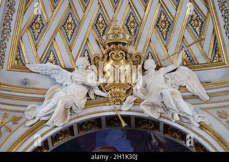 Engelsstatuen an der Decke der Kirche Santissima Trinita degli Spagnoli in Rom, Italien Stockfoto