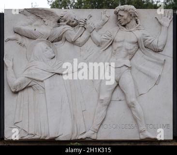 Relief der Heiligen Katharina von Siena in der Nähe der Burg Sant Angelo in Rom, Italien Stockfoto