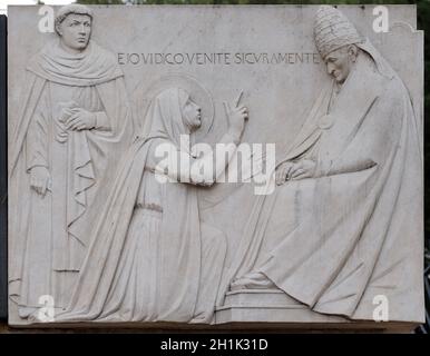 Relief der Heiligen Katharina von Siena in der Nähe der Burg Sant Angelo in Rom, Italien Stockfoto